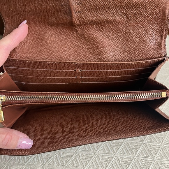 Louis Vuitton Monogram Sarah Wallet w/chain - Picture 10 of 16